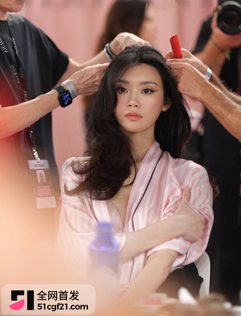 奚梦瑶重返维密获8秒特写 何猷君狂吹家族骄傲10