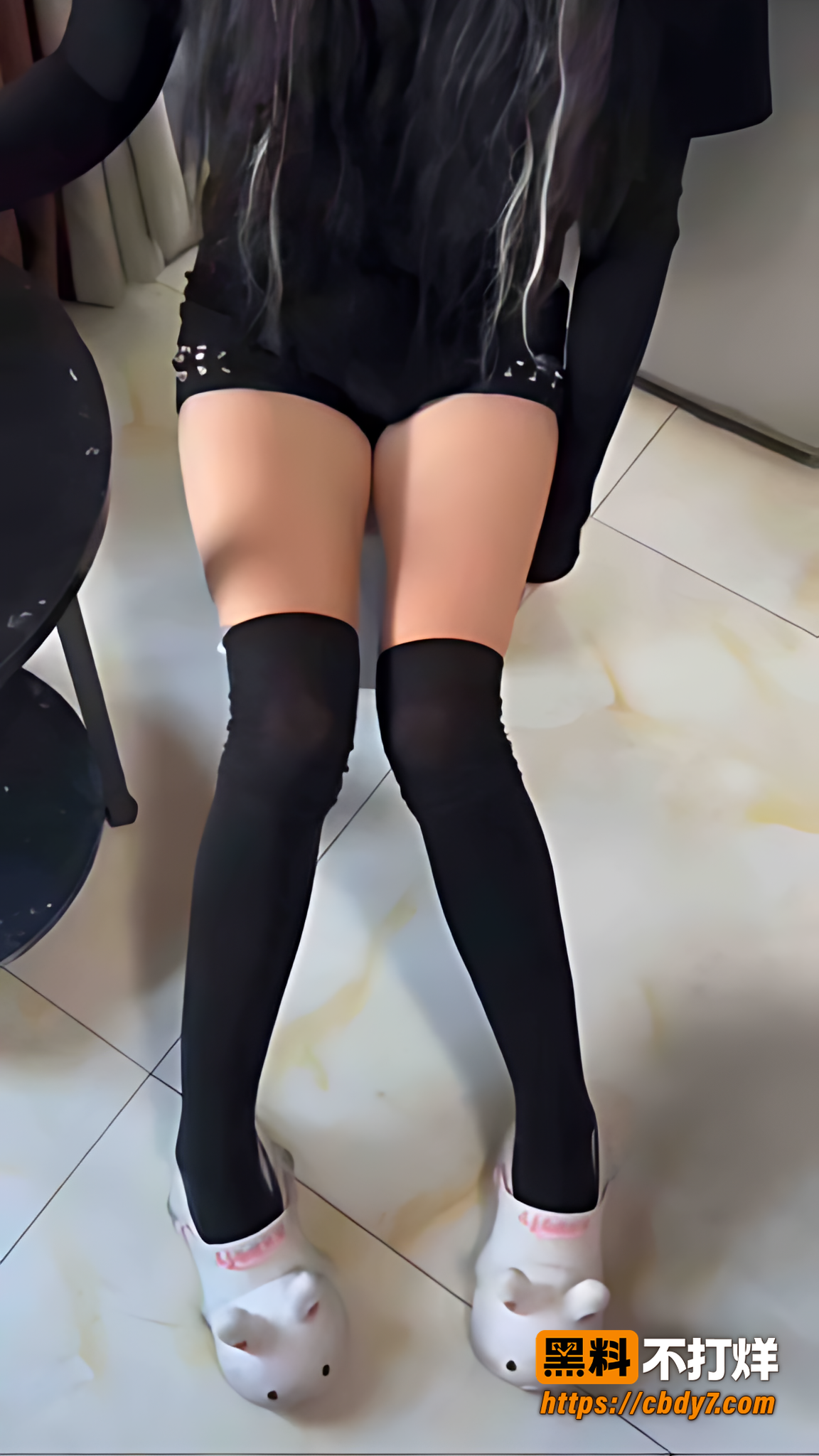 黑丝妹子脱光露骚逼细节特写1