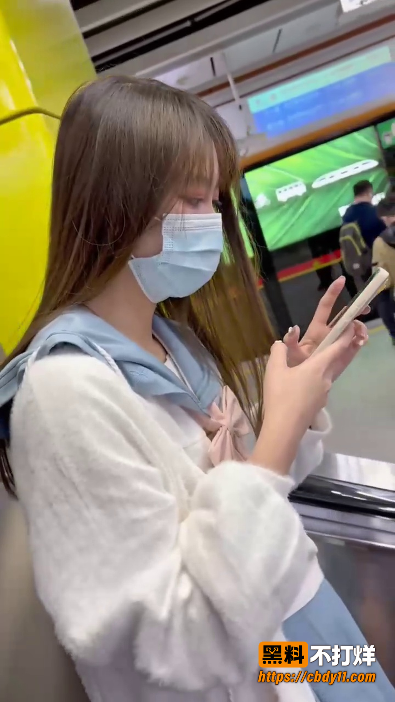 JK学生妹蓝色百褶裙实录商场街头抄底局部特写2