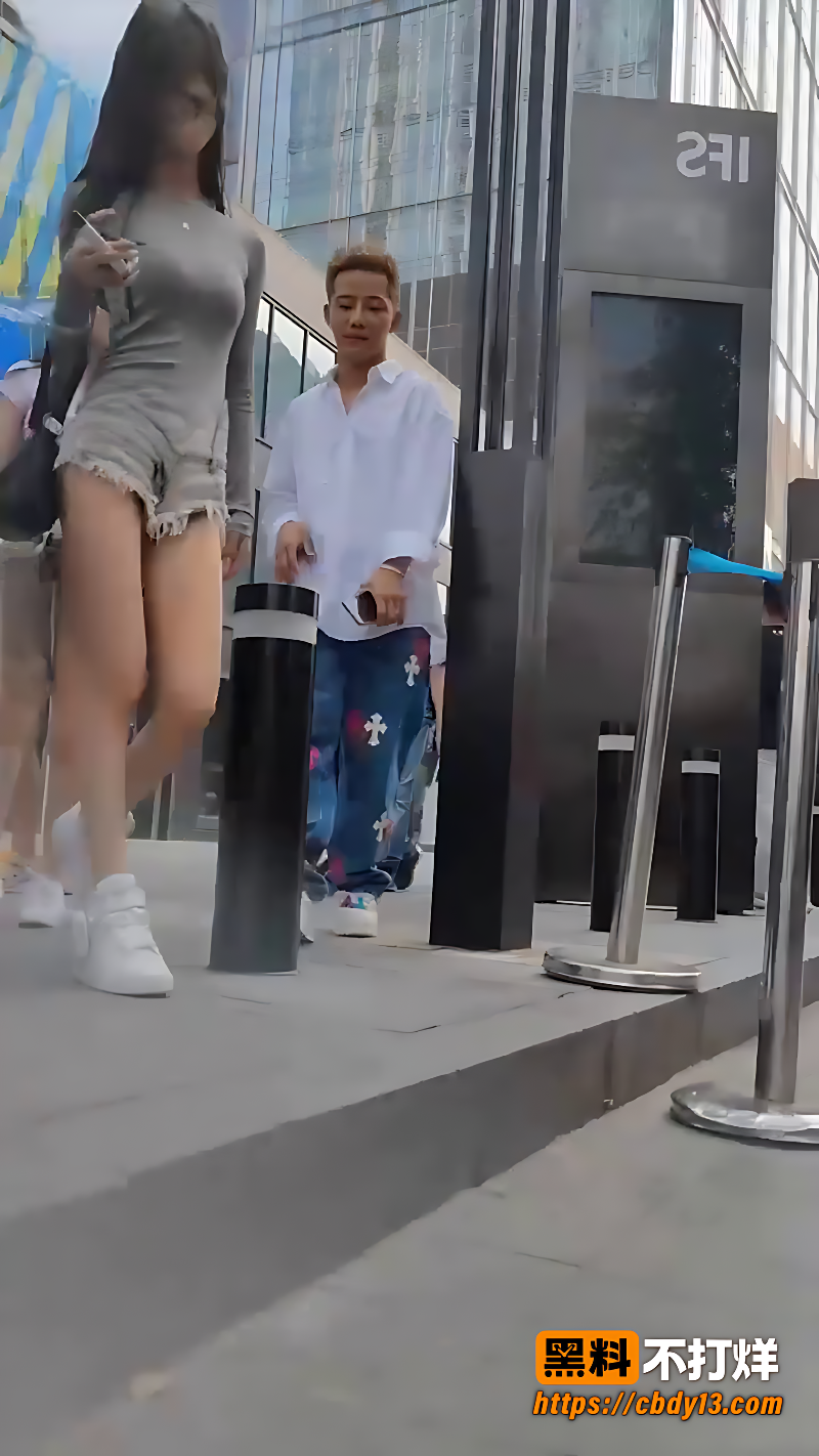 浅色短裙行走商场低角度捕捉裙底风光4