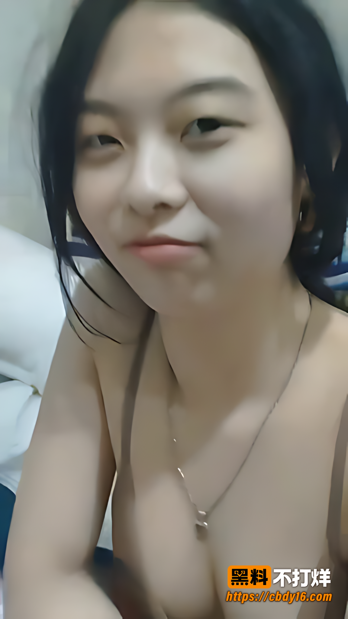港大学生陈嘉琪身穿黄色紧身衣与男性身体接触6
