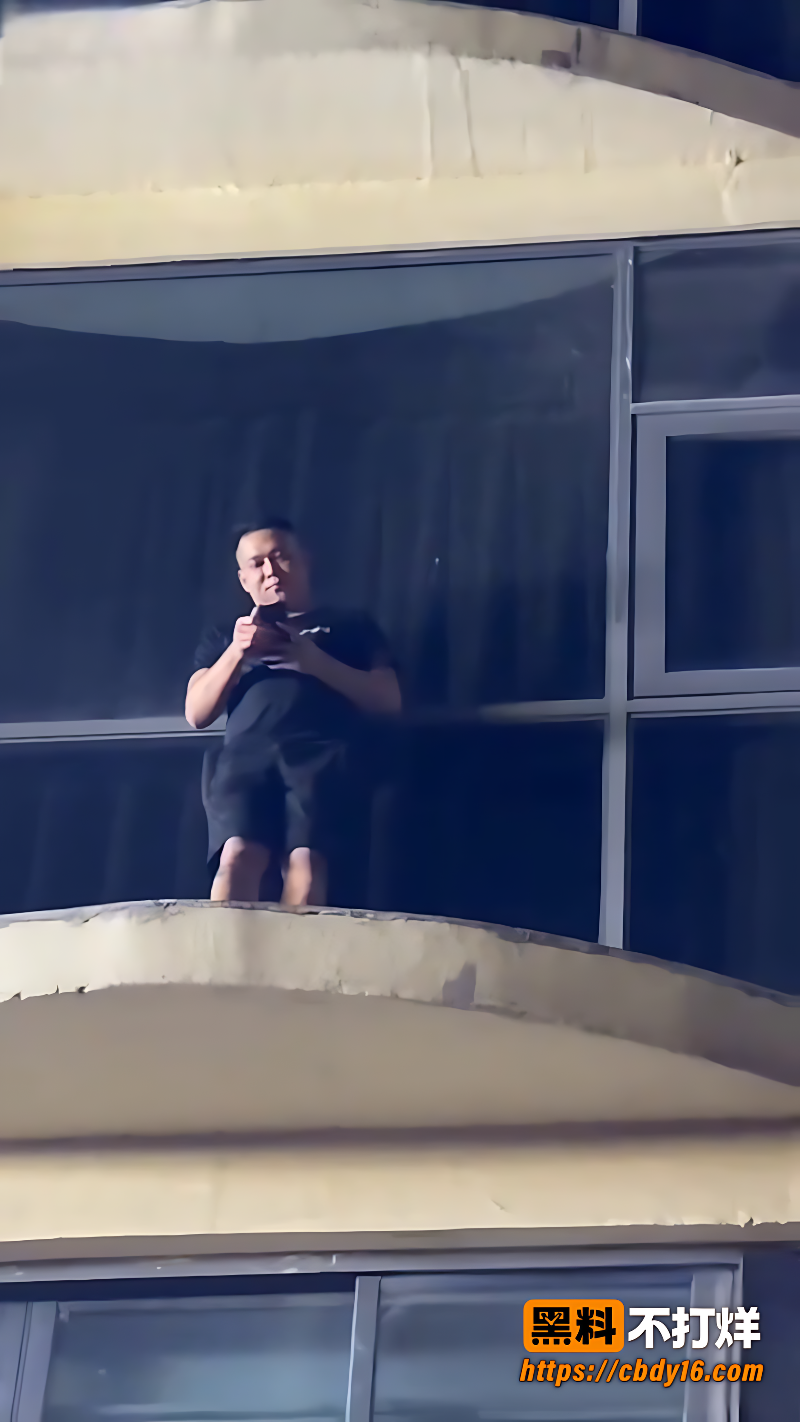 男子带情人开房被原配堵门爬酒店外墙保命6