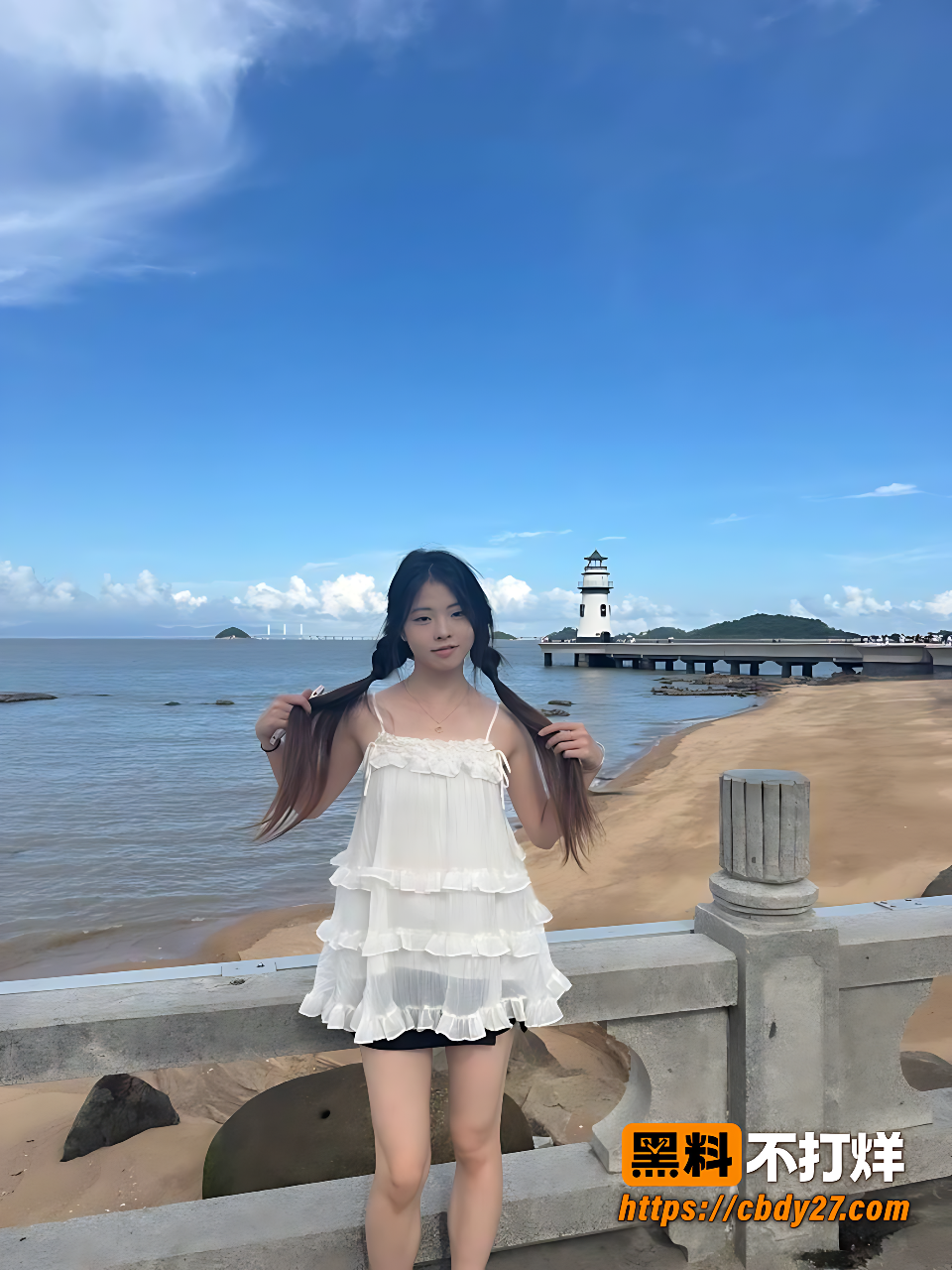 威海电子科技学院嫩妹私拍穿绿格纹裙脱至上身裸露1