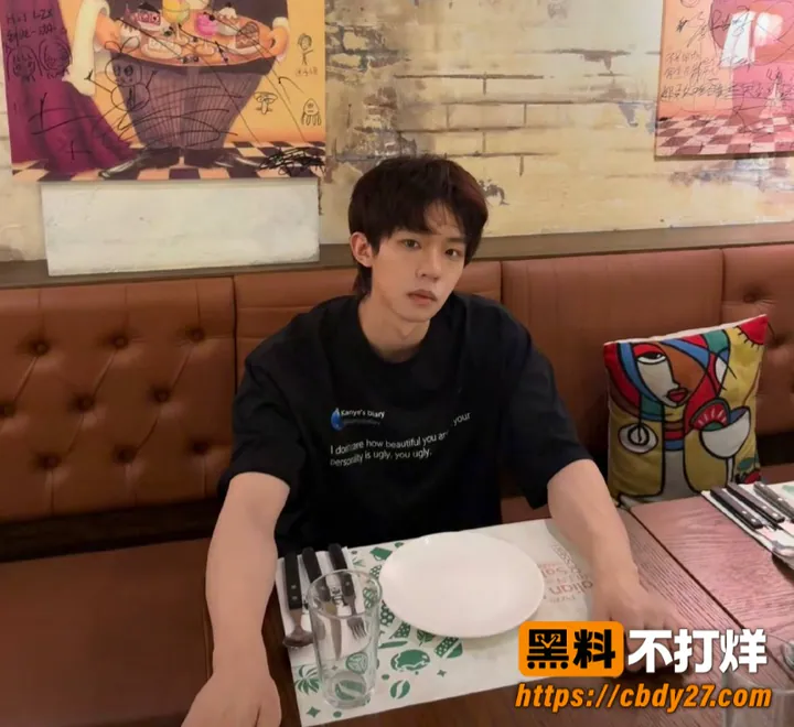 内娱男歌手刘仲贤官宣结婚后遭爆料47