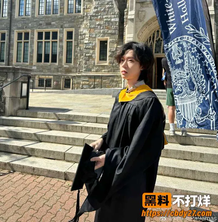 内娱男歌手刘仲贤官宣结婚后遭爆料48