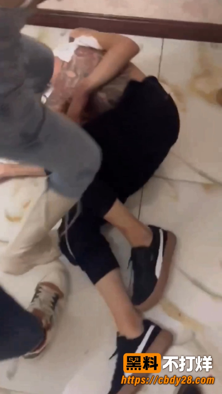 东北精神小伙酒店遭群殴 1 1