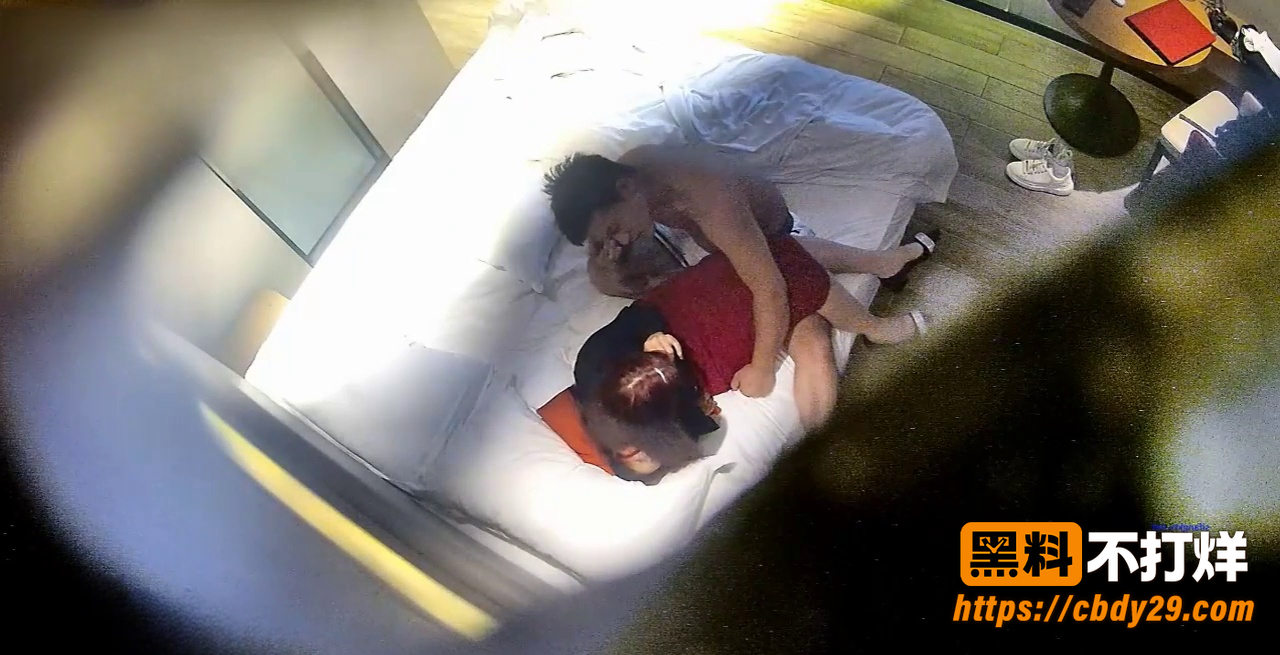 上帝视角俯拍床戏流出：一男一女从穿衣抱到7