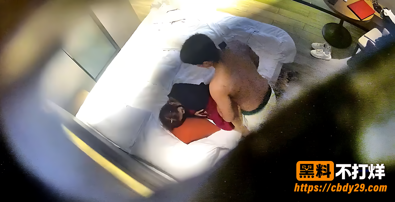 上帝视角俯拍床戏流出：一男一女从穿衣抱到11