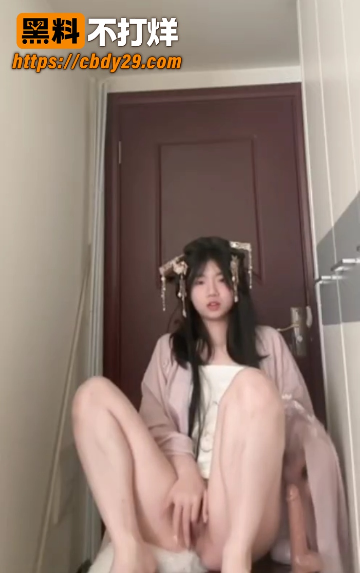 古装风精神小妹 居家私拍流出 2