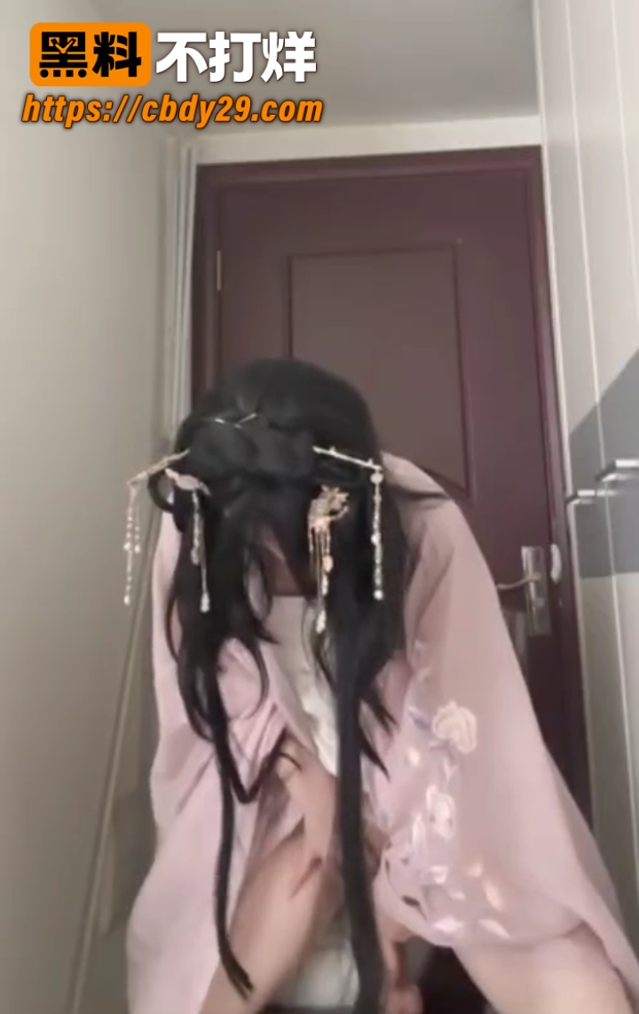 古装风精神小妹 居家私拍流出 4