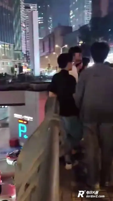 模仿王源网红王扁摆摊相关图片10