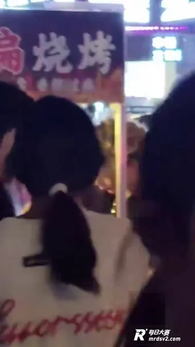 模仿王源网红王扁摆摊相关图片11