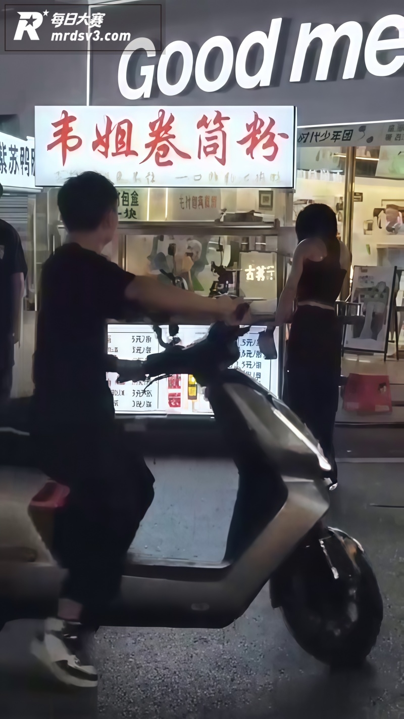 南宁卷筒粉摊女子当众相关图片1