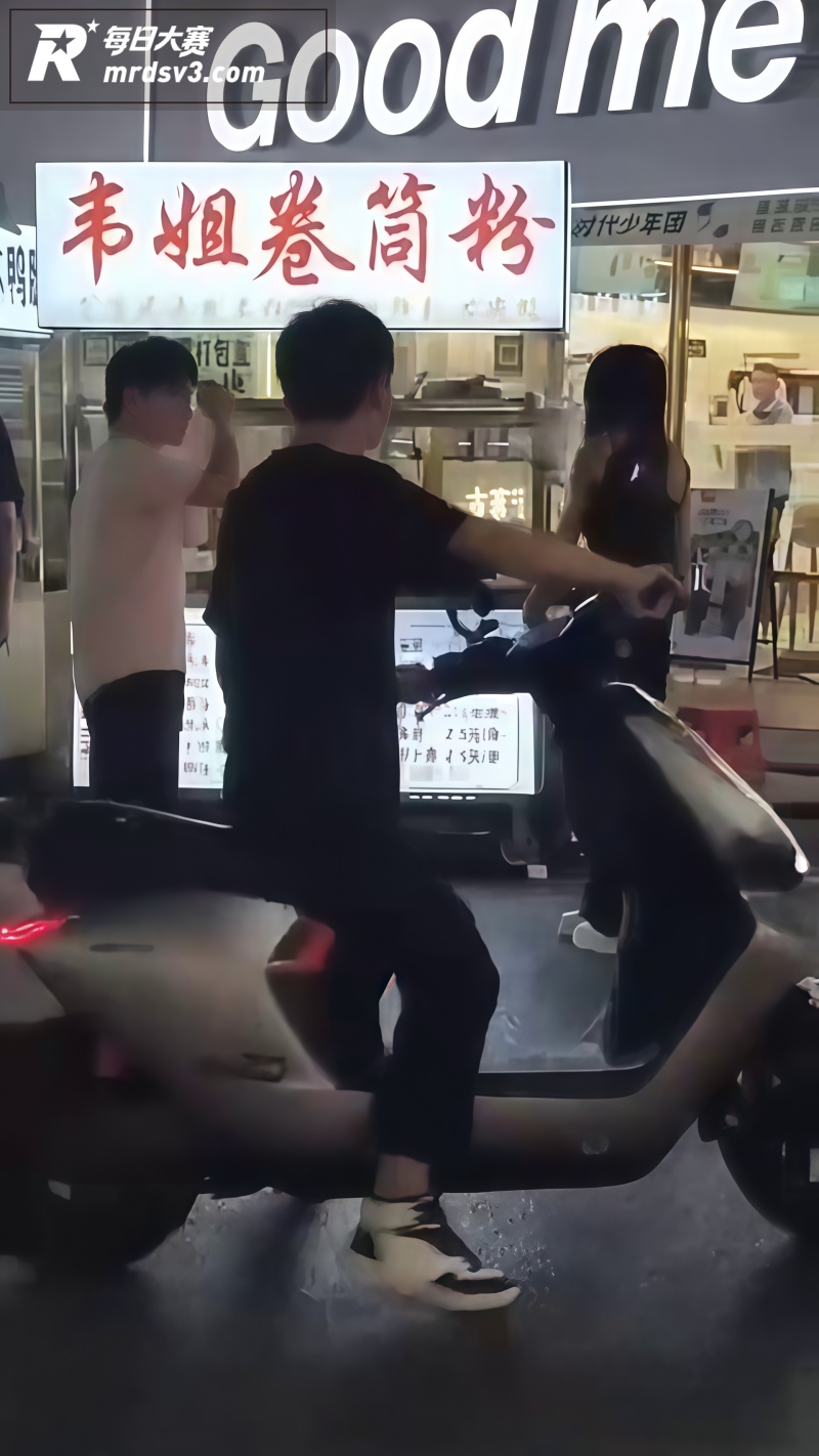 南宁卷筒粉摊女子当众相关图片2