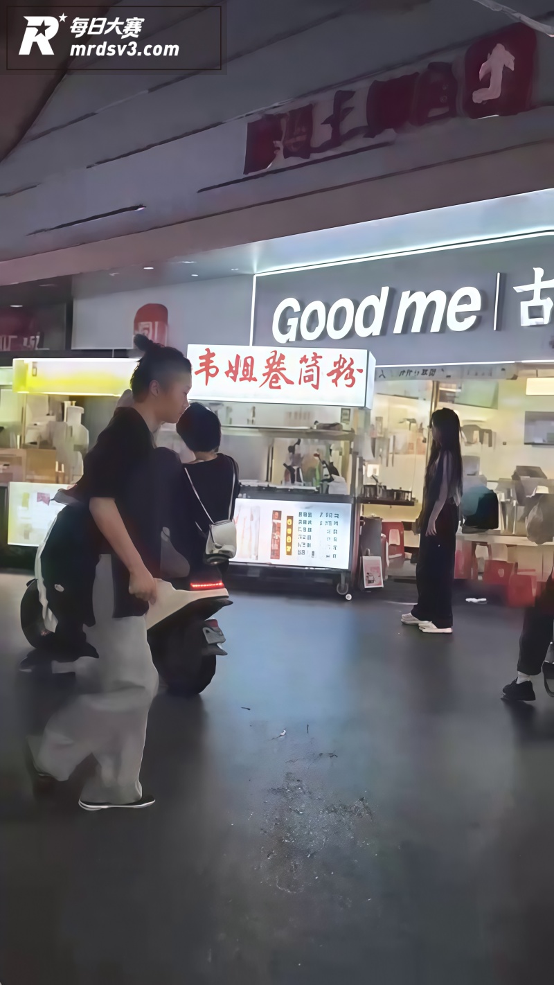 南宁卷筒粉摊女子当众相关图片3