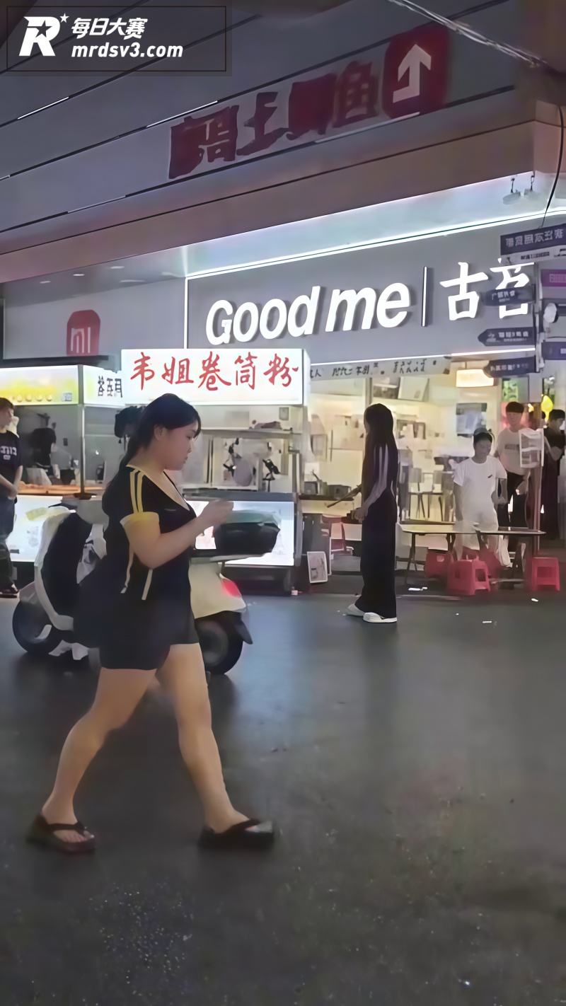 南宁卷筒粉摊女子当众相关图片4