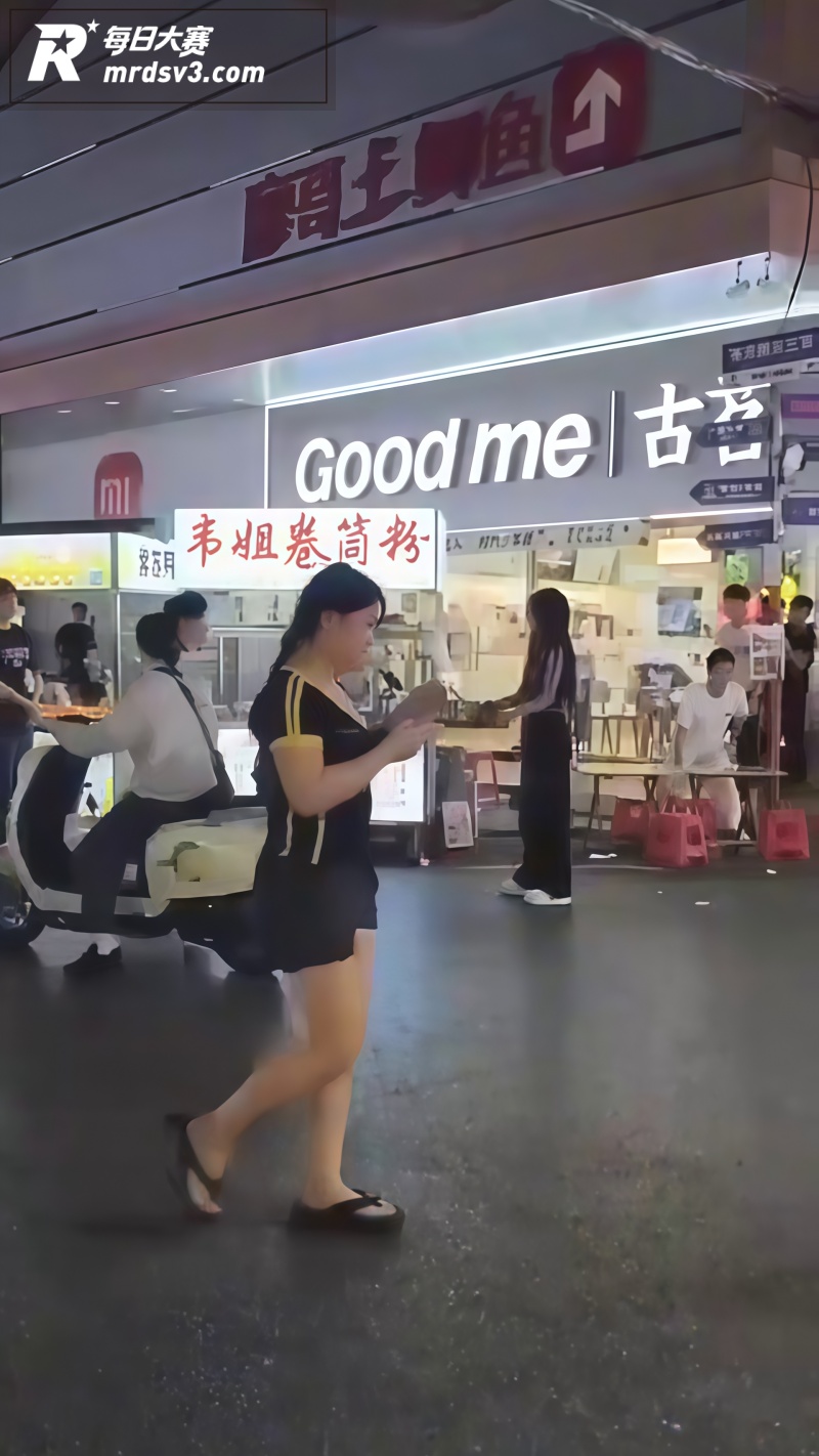 南宁卷筒粉摊女子当众相关图片5