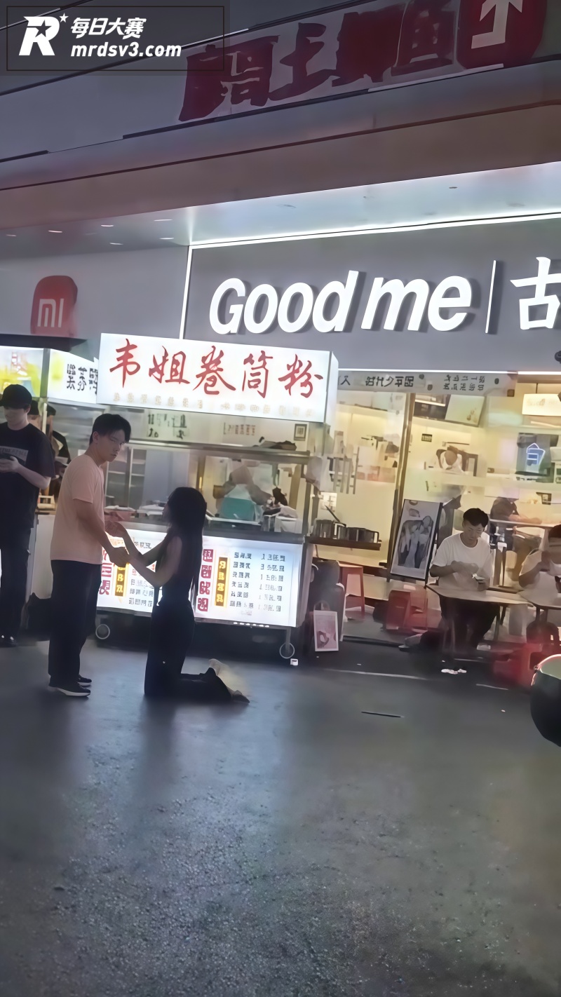 南宁卷筒粉摊女子当众相关图片7
