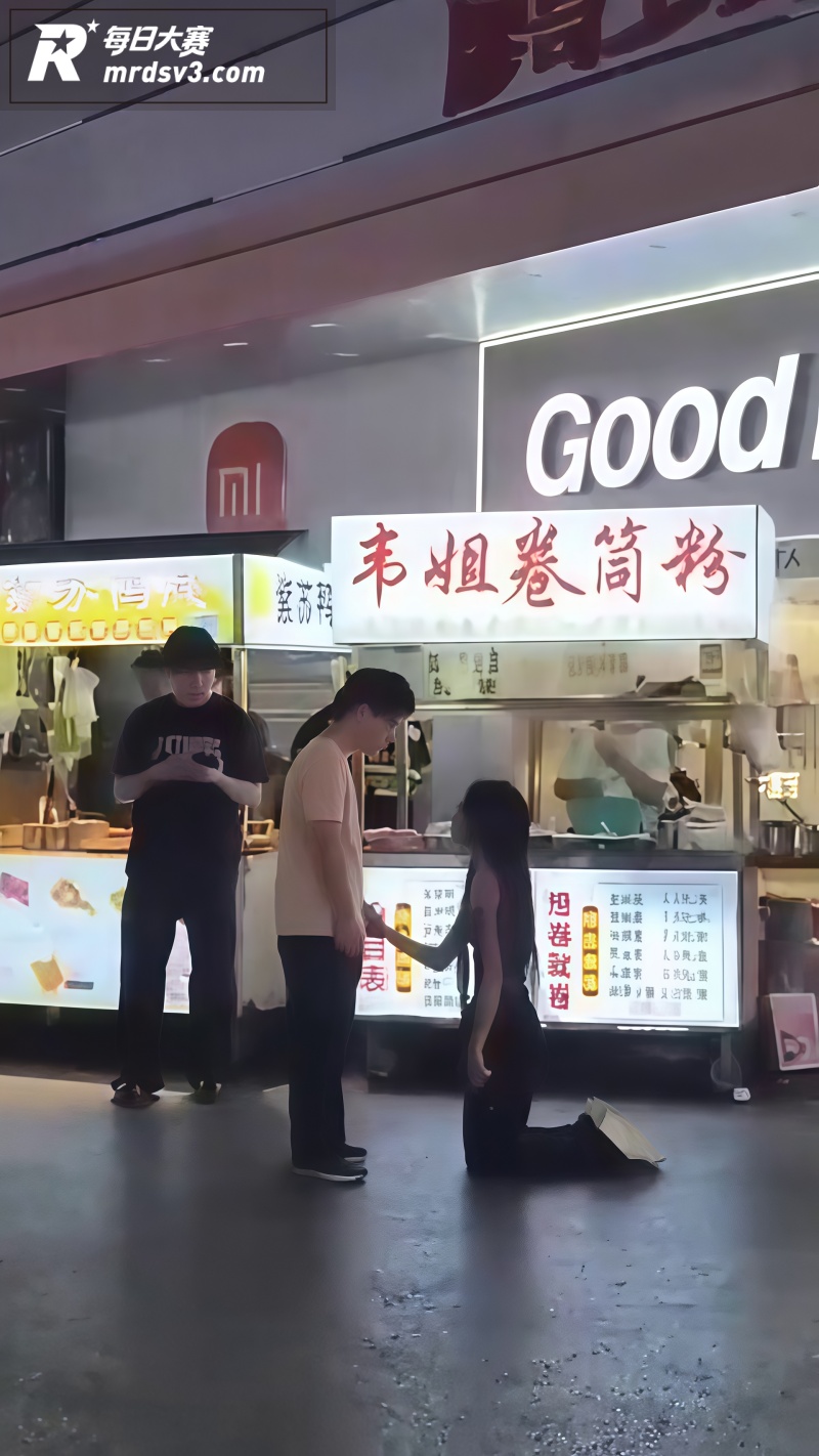 南宁卷筒粉摊女子当众相关图片8