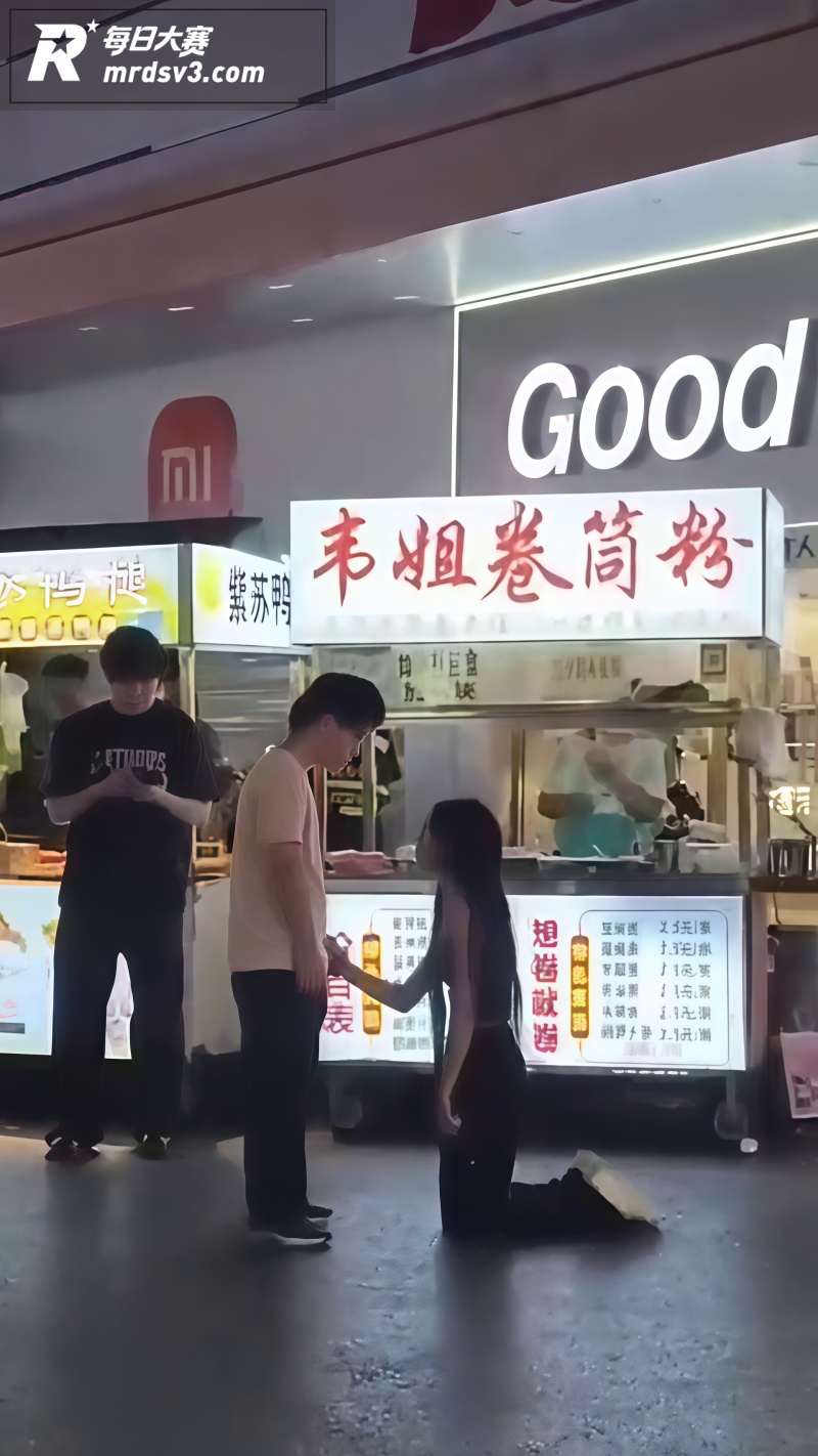 南宁卷筒粉摊女子当众相关图片9