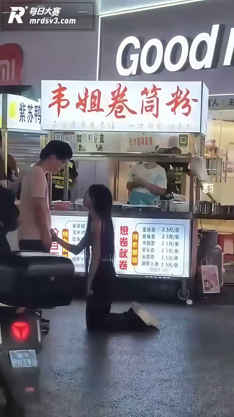 南宁卷筒粉摊女子当众相关图片10