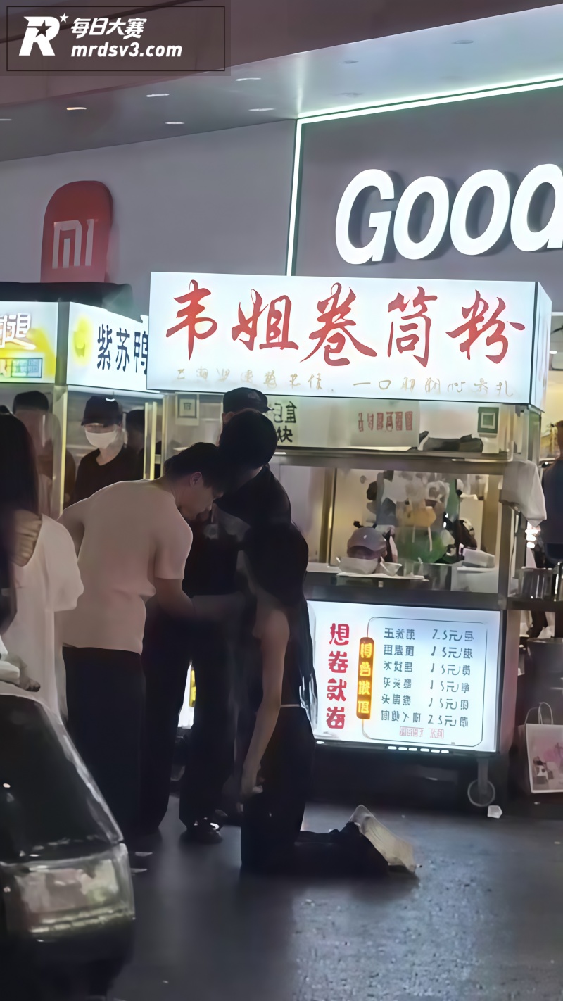 南宁卷筒粉摊女子当众相关图片11