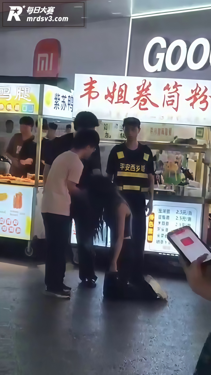 南宁卷筒粉摊女子当众相关图片12