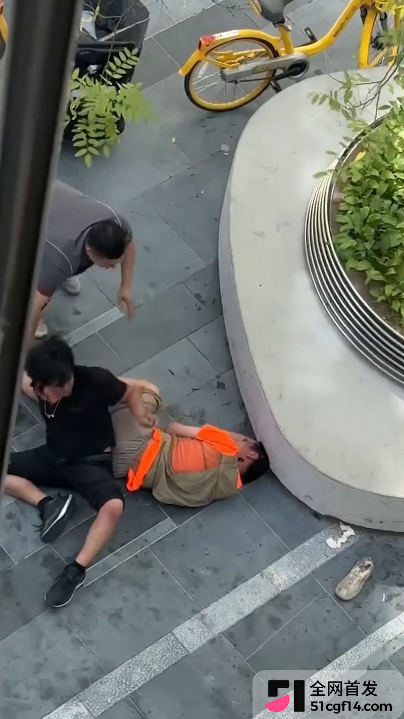 UFC北京分赛站黑衣男打环卫工 6
