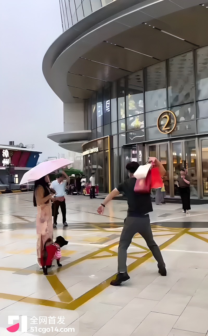 吾悦广场门口夫妻当街爆吵 1