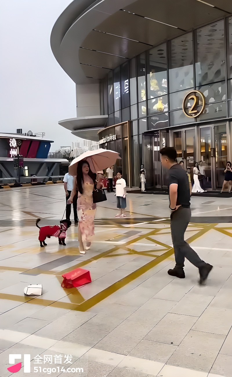 吾悦广场门口夫妻当街爆吵 2