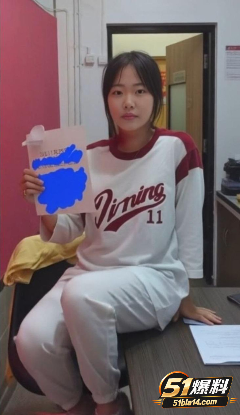 深圳反差学生妹 杨云菲 裸贷视频流出 遭债主线上调教 揉奶扣穴发骚呻吟不停