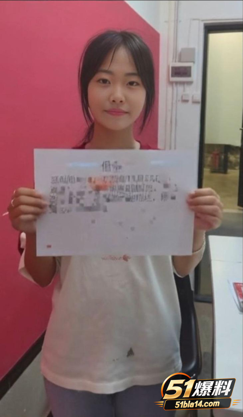 深圳反差学生妹 杨云菲 裸贷视频流出 遭债主线上调教 揉奶扣穴发骚呻吟不停