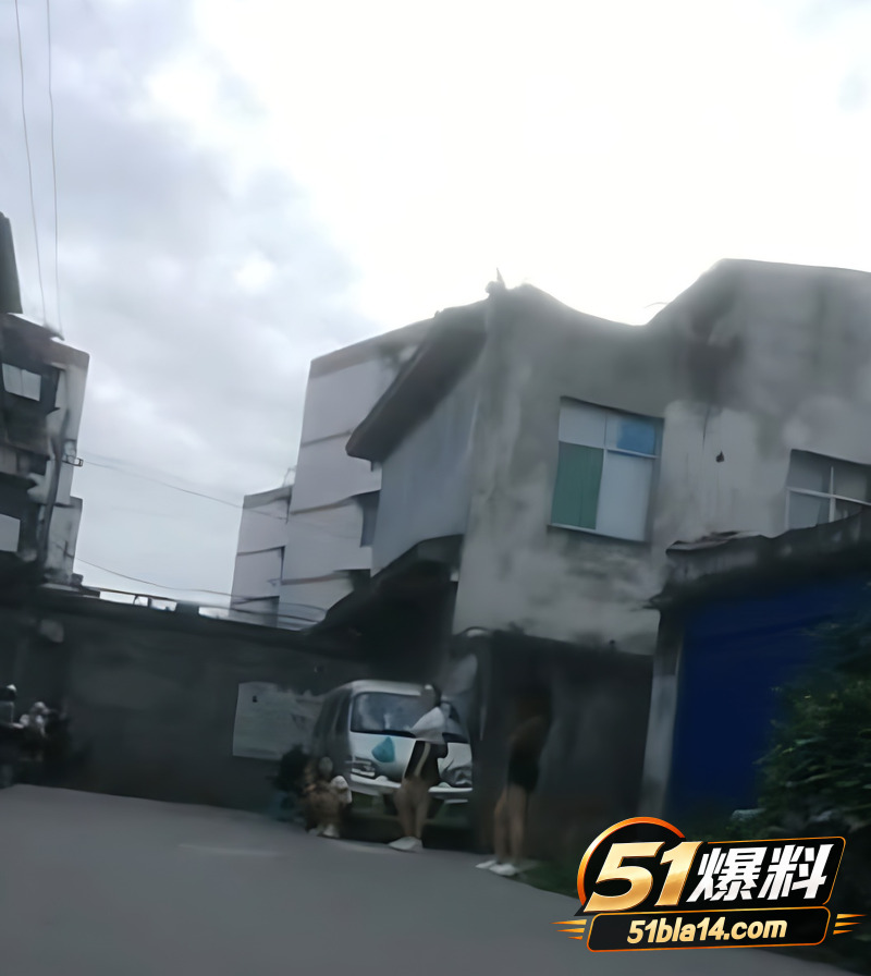 城中村站街少妇 身材火辣长腿细腰 衣服一脱下面就已经湿透了 只要一百块就能随便干