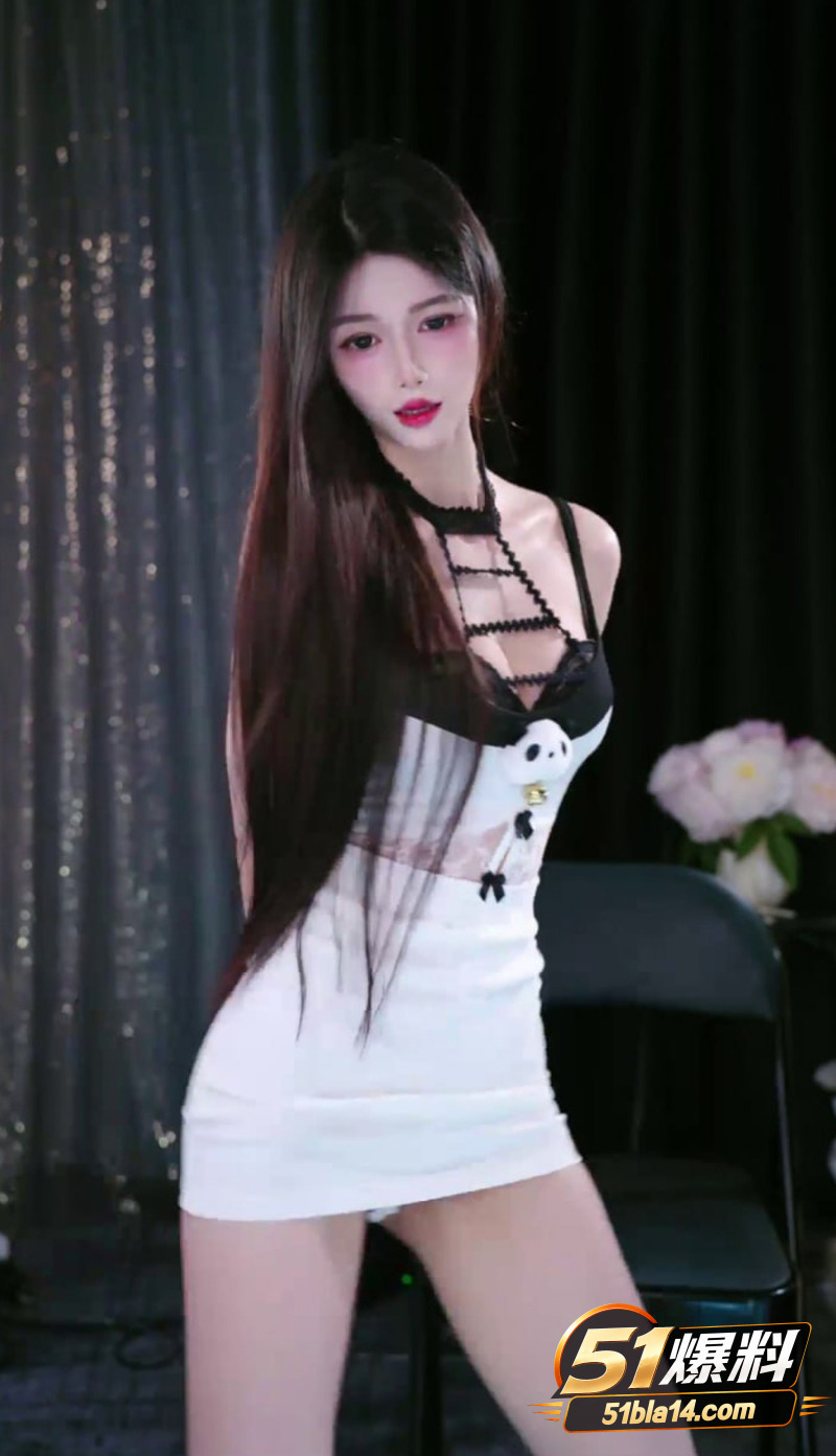 来秀直播御姐 甜妹er 骚舞合集 身穿旗袍包臀裙激情热舞 性感豹纹内裤若隐若现 看的让人浴火焚身