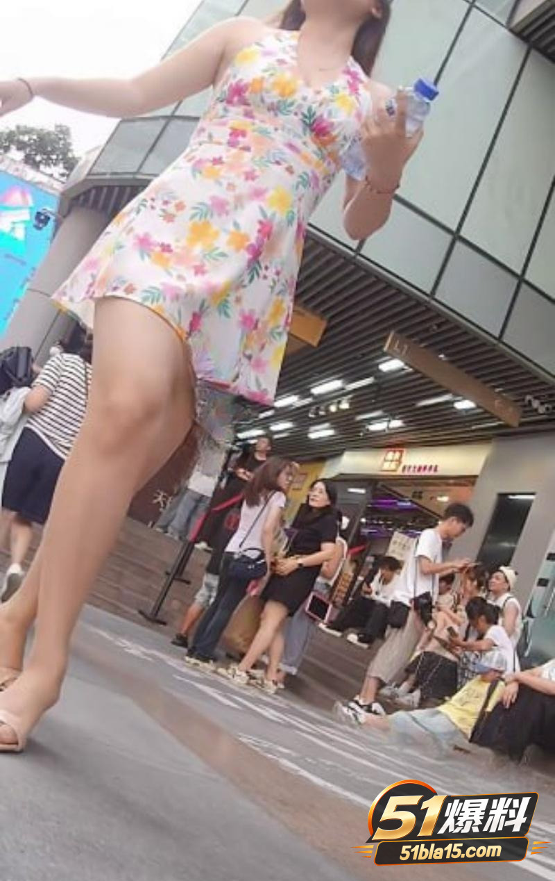 bananacat抄底系列 路边偶遇高颜值短裙御姐 低角度尾随偷拍裙底 半透明内裤若隐若现