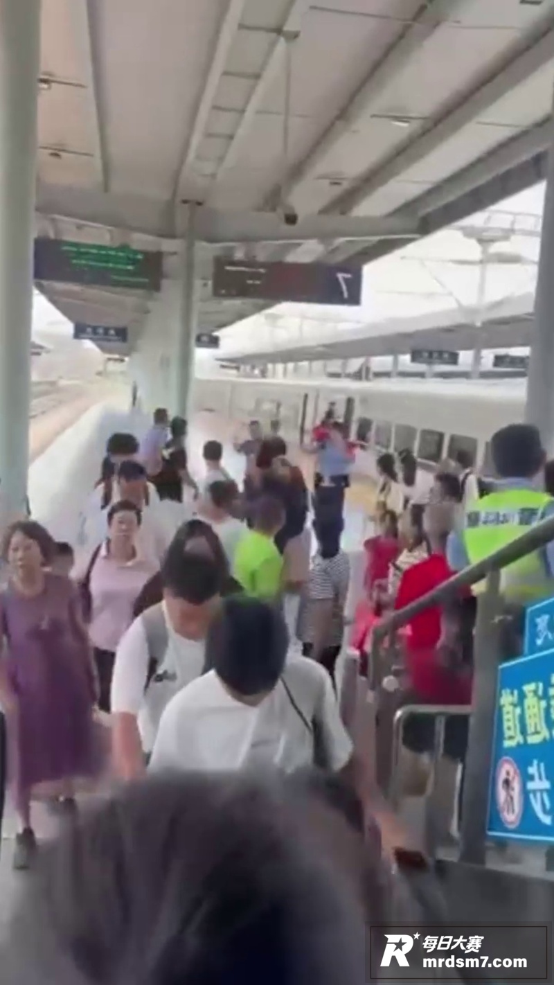 柳州站惊险一幕！男子相关图片11