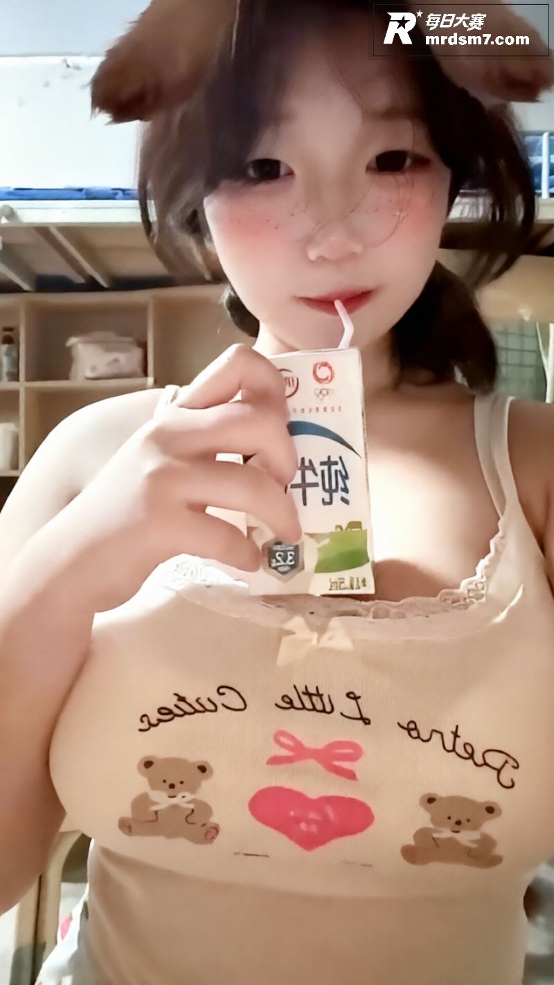 抖音高颜值巨乳萌妹 相关图片6