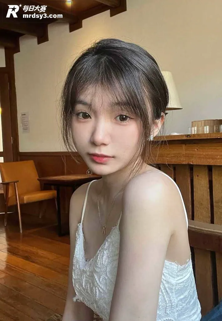 高颜值绝美身材女大 相关图片2