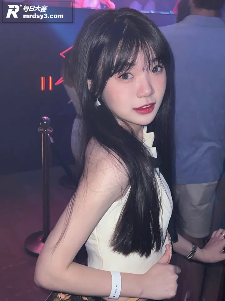 高颜值绝美身材女大 相关图片3