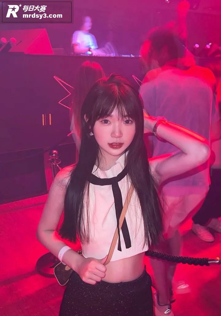 高颜值绝美身材女大 相关图片4