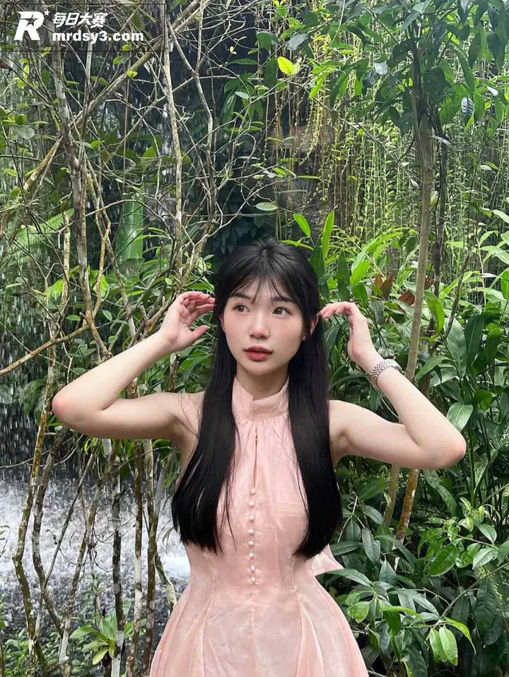 高颜值绝美身材女大 相关图片5