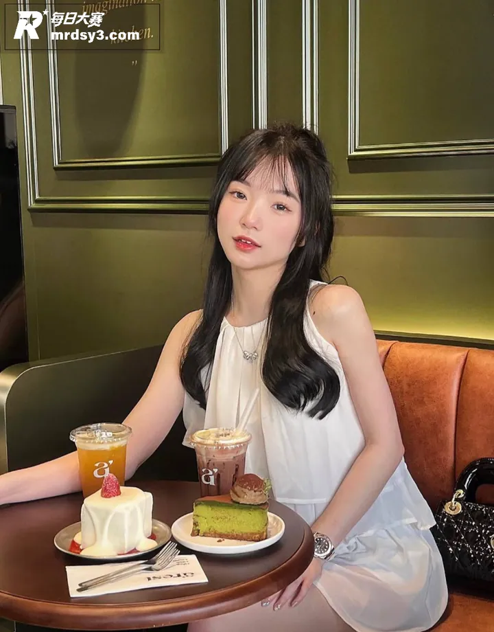 高颜值绝美身材女大 相关图片6